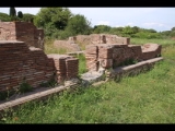 08426 ostia - regio v - insula iii - casa (v,iii,4) - eingang - suedseite - 06-2024.jpg